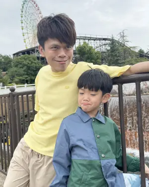 ▲蔡阿嘎(左)的大兒子蔡桃貴下個月即將滿6歲。(圖/蔡阿嘎臉書) ▲蔡阿嘎(左)的大兒子蔡桃貴下個月即將滿6歲。(圖/蔡阿嘎臉書)