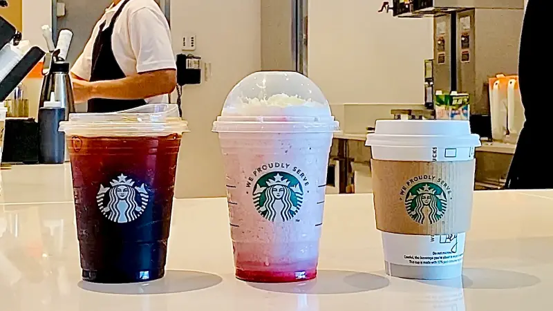 ▲夏天消暑飲料優惠,星巴克最新外送「買一送一」不用抽數位體驗,開喝最便宜特大杯那堤75元、星冰樂93元;而手搖飲料迷客夏、五桐號都有「75折好康」買法一次整理。(圖/記者蕭涵云攝)