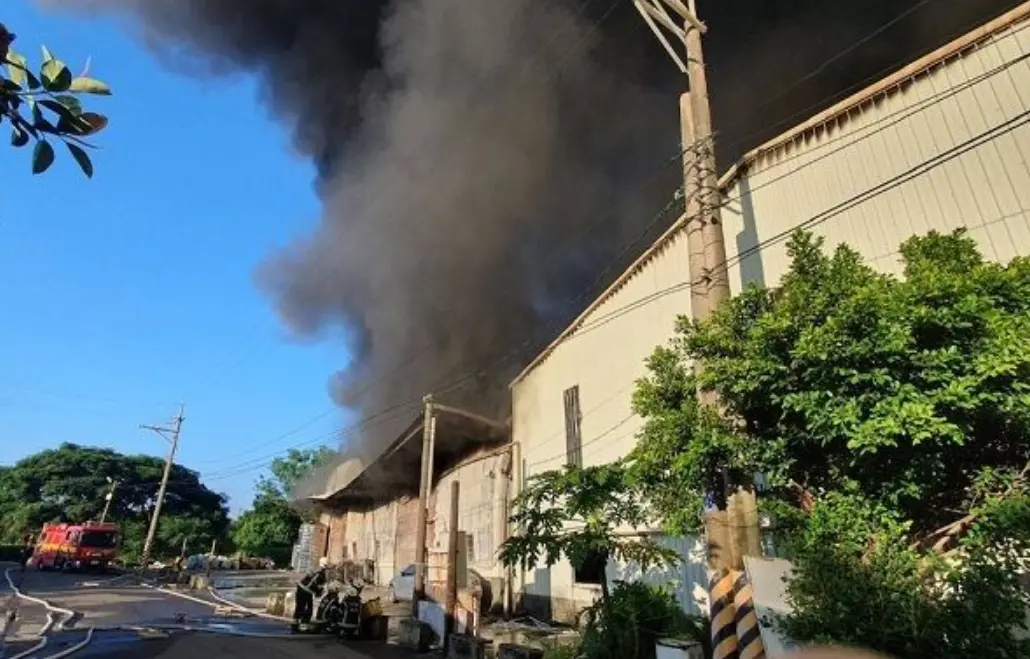 ▲24日清晨，桃園市蘆竹區某鐵皮倉庫傳出火警，桃園市政府消防局獲報後，立即派遣人車前往灌救。（圖／翻攝畫面）