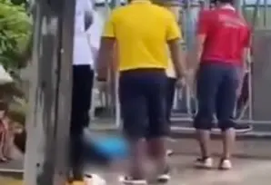 穿著藍色襯衫的學生倒地後,其他師生都呆呆地站在一旁,不敢上前觸碰。(圖/翻攝自影片) ▲穿著藍色襯衫的學生倒地後,其他師生都呆呆地站在一旁,不敢上前觸碰。(圖/翻攝自影片)