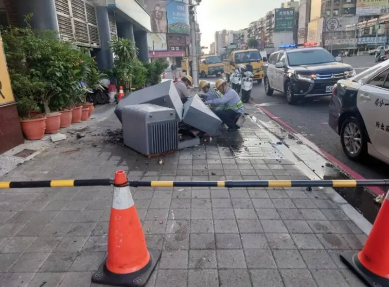 ▲今（24）日上午，高雄市三民區發生一起車禍事故，一台自小客車不慎撞上路邊的變電箱，導致周邊826戶人家電力中斷。（圖／翻攝畫面）