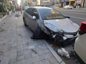 撞毀變電箱的轎車。(圖/翻攝畫面) ▲撞毀變電箱的轎車。(圖/翻攝畫面)
