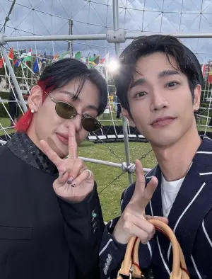 ▲劉以豪抓緊時間與Got7成員BamBam玩自拍。(圖/劉以豪工作室提供) ▲劉以豪抓緊時間與Got7成員BamBam玩自拍。(圖/劉以豪工作室提供)