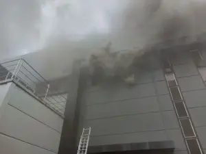 韓國鋰電池工廠大火！已釀1死21人受困　現場數度傳爆炸聲
