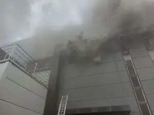 韓國鋰電池工廠大火!已釀1死21人受困 現場數度傳爆炸聲