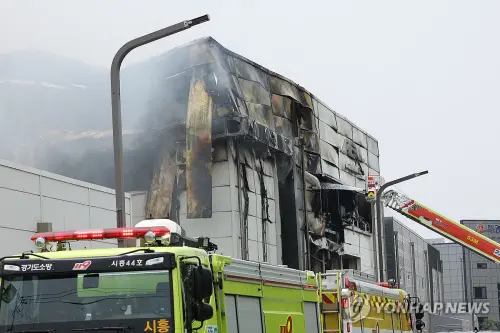 ▲韓國京畿道華城市一座鋰電池工廠發生火災，現場數度傳出爆炸聲。（圖／翻攝自韓聯社）