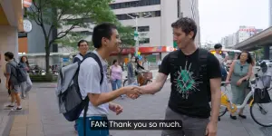▲一位延平高中的男學生路過,呆愣幾秒後就認出了偶像。(圖/翻攝Linus Tech Tips) ▲一位延平高中的男學生路過,呆愣幾秒後就認出了偶像。(圖/翻攝Linus Tech Tips)