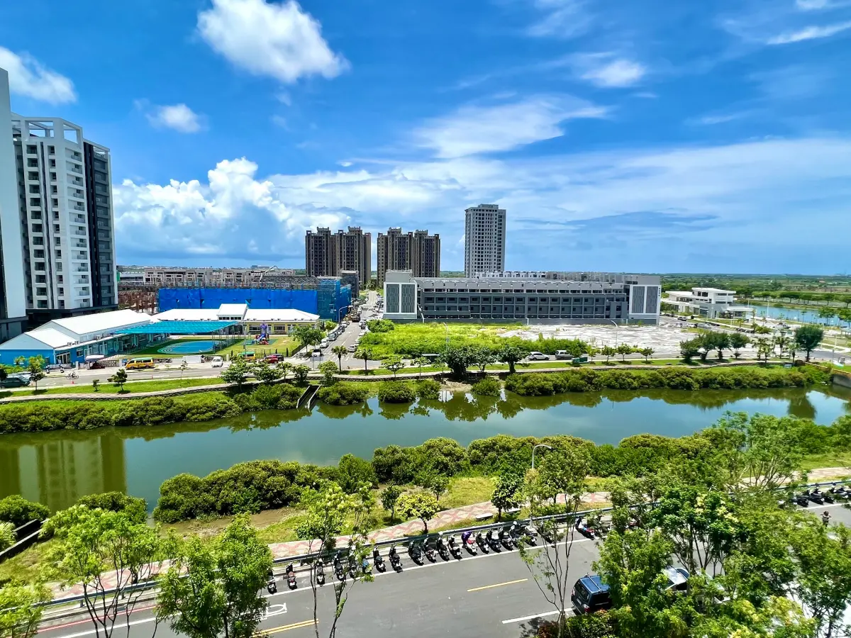 ▲信義房屋陳泓文表示，九份子重畫區是台南首座綠能低碳社區，腹地內更有獨特生態河，友善的生態環境特別適合親子客群。（圖／信義房屋提供）