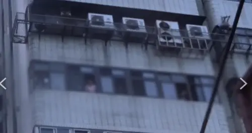 王姓男子於新北市板橋區中山路二段一處社區大樓承租一間空房,當作與友人開毒趴的場所。(圖/翻攝畫面) ▲王姓男子於新北市板橋區中山路二段一處社區大樓承租一間空房,當作與友人開毒趴的場所。(圖/翻攝畫面)