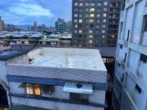 王男見警察破門而入,趕緊將MP5衝鋒槍丟出窗外,正好丟到對面公寓的遮雨棚上方。(圖/翻攝畫面) ▲王男見警察破門而入,趕緊將MP5衝鋒槍丟出窗外,正好丟到對面公寓的遮雨棚上方。(圖/翻攝畫面)