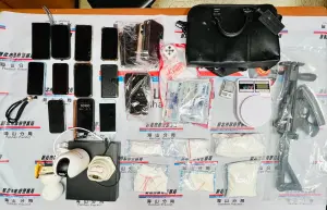 警方搜索現場,查扣1把MP5衝鋒槍,和海洛因、安非他命、K他命等毒品,還有現金50萬元新台幣。(圖/翻攝畫面) ▲警方搜索現場,查扣1把MP5衝鋒槍,和海洛因、安非他命、K他命等毒品,還有現金50萬元新台幣。(圖/翻攝畫面)