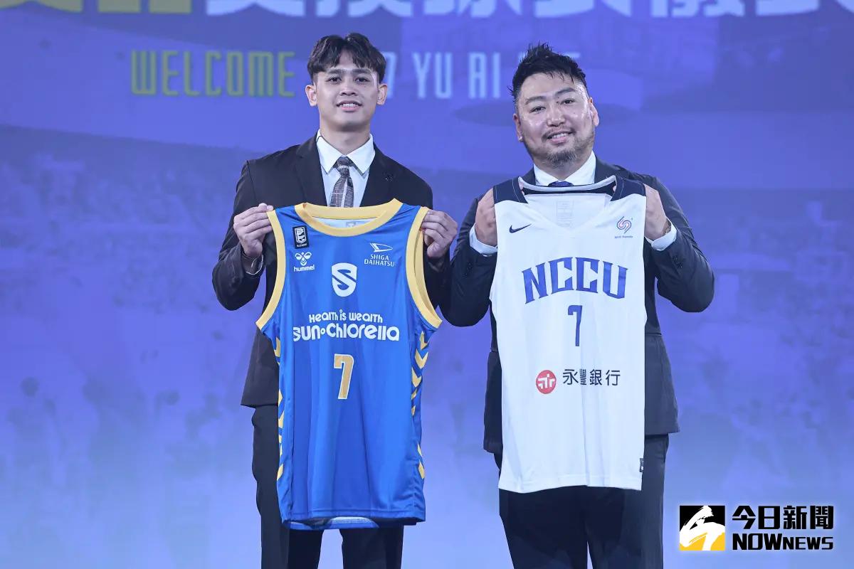 ▲游艾喆（左）正式加盟日本職籃B聯盟一級球隊滋賀湖泊，滋賀LAKES會長中山太（右）也親自到場。（圖／記者葉政勳攝 , 2024.06.24）
