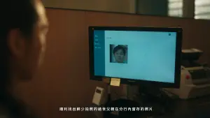 ▲小事研究員浩倫為客戶找到鮮少拍照的亡父留存的相片（還原畫面，非當事人）。（圖／品牌提供）