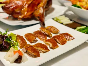 SOGO大巨蛋24小時餐酒館開幕!片鴨三吃、港式早餐「隨便」都能吃 ▲「十三香櫻桃片皮鴨三吃」1380元,免預約常態供應。(圖/記者蕭涵云攝)