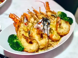 SOGO大巨蛋24小時餐酒館開幕!片鴨三吃、港式早餐「隨便」都能吃 ▲「老港上湯奶油起司焗龍蝦襯伊麵」1880元。(圖/記者蕭涵云攝)