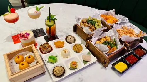 SOGO大巨蛋24小時餐酒館開幕!片鴨三吃、港式早餐「隨便」都能吃 ▲左起:「豆沙南瓜果」120元、「港式九宮格」380元、「巨星海陸綜合炸物」680元、調酒350~380元。(圖/記者蕭涵云攝)