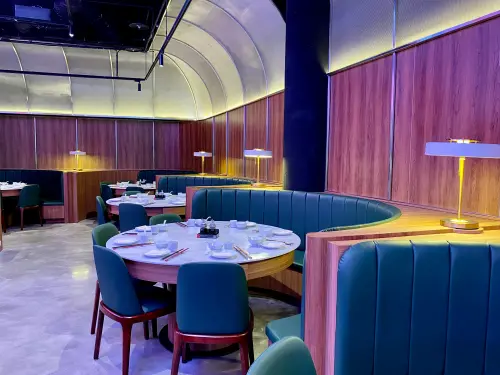 ▲京星打造全台唯一24小時餐酒館，「大巨星港式飲茶」融合冠軍調酒與經典翻玩的港式餐食。（圖／記者蕭涵云攝）