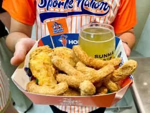 SOGO大巨蛋24小時餐酒館開幕!片鴨三吃、港式早餐「隨便」都能吃 ▲棒球場造型餐盒盛裝最強「應援外帶套餐」220元。(圖/記者蕭涵云攝)