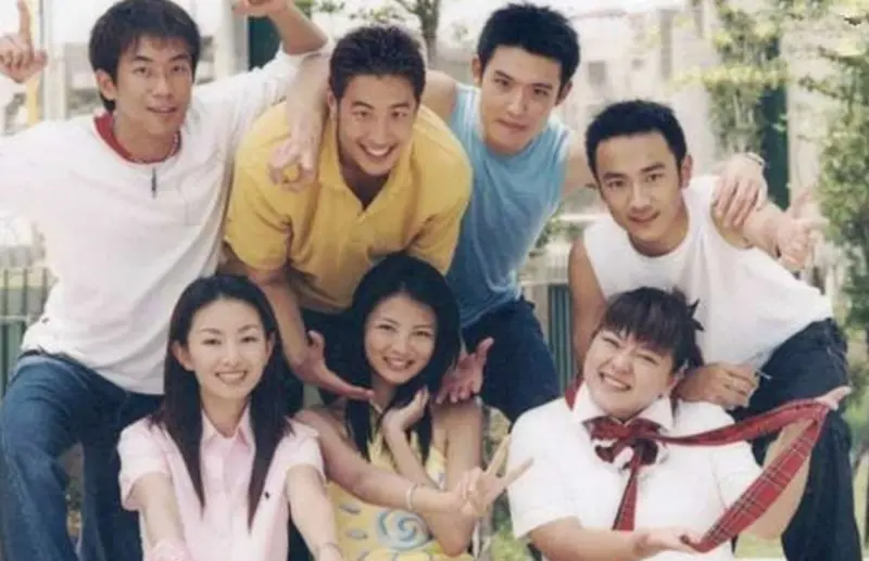 ▲校園喜劇《麻辣鮮師》開播已經有24年之久，同時也是台灣播出時間最長、集數最多的校園連續劇。（圖為當時演員群/Threads）