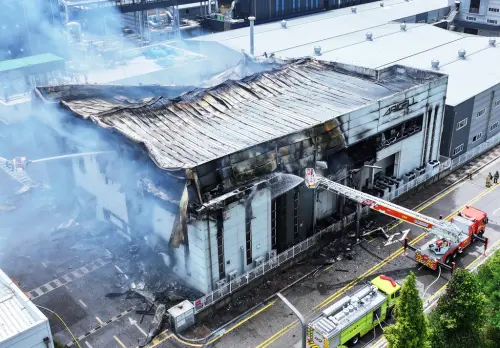 ▲韓國京畿道華城市一座鋰電池工廠發生火災,造成多人傷亡、受困。(圖/美聯社/達志影像) ▲韓國京畿道華城市一座鋰電池工廠發生火災,造成多人傷亡、受困。(圖/美聯社/達志影像)