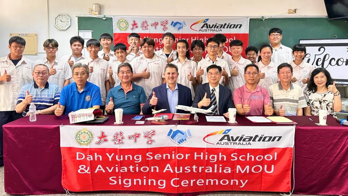 ▲高雄市大榮中學與澳洲飛機修護學校簽署合作協議，為臺澳共同培育國際頂尖飛修人才開啟合作模式。（圖／大榮中學提供）