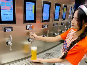 SOGO大巨蛋「金色三麥運動餐廳」開幕!玩股票浮動酒價:最低5折 ▲持智慧取酒卡依自己喜好、當日心情自由選擇單杯或創意混搭,調飲皆以量計價。(圖/記者蕭涵云攝)
