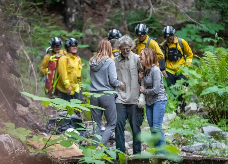 ▲美國加州一位34歲的男子麥克利許（Lukas McClish），於6月11日前往聖塔克魯茲山脈（Santa Cruz Mountains）健行，但由於山中野火燒掉了路標，麥克利許迷路後受困山林，10天後才順利獲救，且幸運僅受輕傷，並無大礙。（圖／翻攝自SANTACRUZ MOUNTAIN BULLETIN）