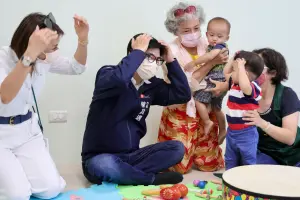 ▲參觀托嬰中心時,陳其邁更拿起響鈴與現場小朋友在球池製造波浪與小朋友互動玩耍,並且跟小朋友互相比出大愛心合影,現場氣氛溫馨有趣。(圖/高市府提供) ▲參觀托嬰中心時,陳其邁更拿起響鈴與現場小朋友在球池製造波浪與小朋友互動玩耍,並且跟小朋友互相比出大愛心合影,現場氣氛溫馨有趣。(圖/高市府提供)