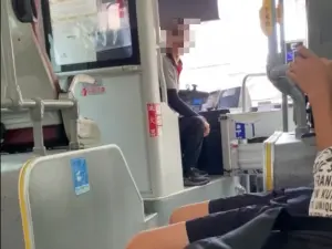 ▲陳姓公車司機情緒失控,除大聲咆哮外還多次爆粗口。(圖/翻攝畫面) ▲陳姓公車司機情緒失控,除大聲咆哮外還多次爆粗口。(圖/翻攝畫面)