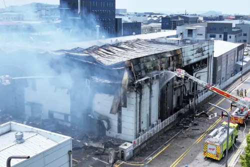 韓國鋰電池工廠大火內部畫面曝光！「冒煙到烈焰」不到30秒
