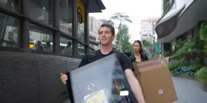 ▲Linus拿著要價近17萬台幣的電腦，在台北街頭漫步。（圖／翻攝Linus Tech Tips）