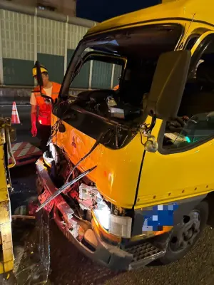 國1,五股段,33.7公里 ▲肇事轎車撞擊力道猛烈,導致遭追撞的工程車,又再往前推撞前方施工車輛,整起事故造成4人受傷。(圖/翻攝畫面)