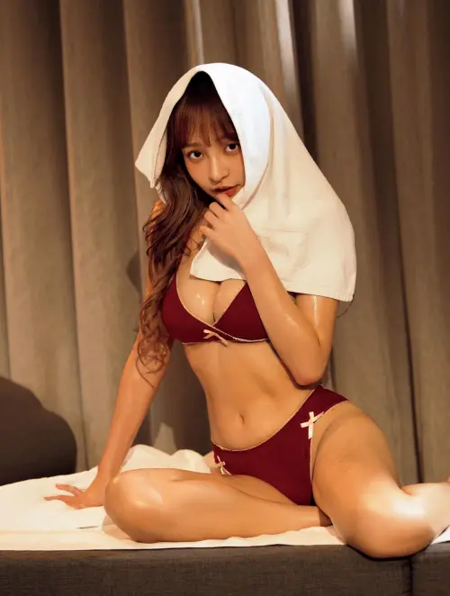 ▲林襄寫真集照片設計做精油按摩的情境,成品性感不流俗。(圖/林襄臉書) ▲林襄寫真集照片設計做精油按摩的情境,成品性感不流俗。(圖/林襄臉書)
