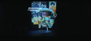 舞台劇透過模型、投影等方式展現,也置入台灣與國際對話的元素。 ▲舞台劇透過模型、投影等方式展現,也置入台灣與國際對話的元素。(圖/國家兩廳院提供)