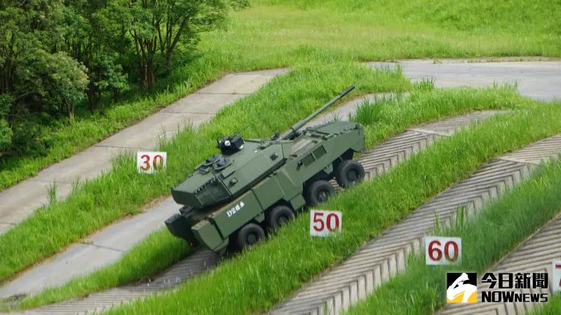 ▲105公厘輪型戰車爬坡性能展示。(圖/記者呂炯昌攝,2024.06.25)