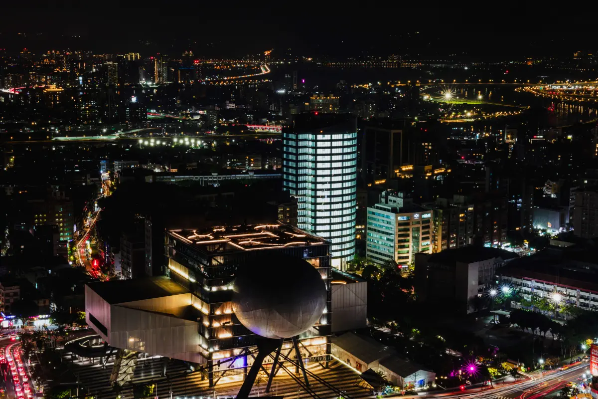 ▲CAAM 承德 168 是一棟樓高 20 層的頂級綠建築 A 級辦公大樓，座落於劍潭捷運站旁， 位於台北表演藝術中心對面。振業化工集團成立已有70年歷史，近年積極發展 ESG 不動產綠建築領域。（圖／薛穎琦攝 ）