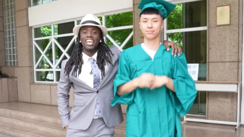 ▲Kai Cenat（左）來台灣參加最強高中生Ray（右）的畢業典禮，老師曝光他私下為人：「不知他在網路上這麼紅。」（圖／Kai Cenat Youtube）