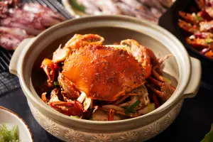 台北喜來登大飯店十二廚自助餐廳於7月1日起推出「澎湖海鮮季」,菜色包含以沙公或沙母製作的沙茶炒蟹等。(圖/台北喜來登提供) ▲台北喜來登大飯店十二廚自助餐廳於7月1日起推出「澎湖海鮮季」,菜色包含以沙公或沙母製作的沙茶炒蟹等。(圖/台北喜來登提供)