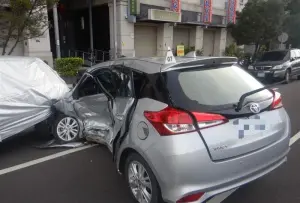 ▲警消趕抵後發現車輛嚴重凹損，至於開車的王姓女駕駛則在送往醫院後宣告不治。（圖／翻攝畫面）