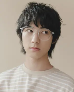 ▲民進黨前立委鄭運鵬的17歲兒子德德,憑著帥氣的外貌擄獲許多粉絲的心,在社群上累積了大量的粉絲追蹤,甚至還被韓媒封為「台版車銀優」。(圖/德德IG) ▲民進黨前立委鄭運鵬的17歲兒子德德,憑著帥氣的外貌擄獲許多粉絲的心,在社群上累積了大量的粉絲追蹤,甚至還被韓媒封為「台版車銀優」。(圖/德德IG)