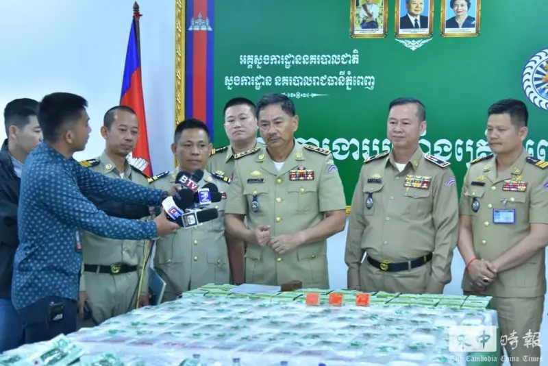 ▲金邊市警察局長尊那林上將(右三)說明案情。(圖/翻攝自柬中時報)