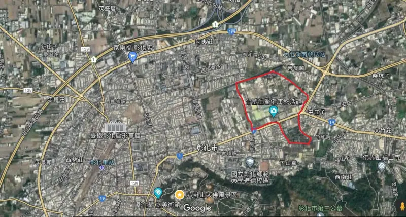 ▲設廠50餘年的台化彰化廠（紅圈處）佔地70幾公頃，週邊已是成熟的生活圈，被納入彰化東區擴大都市計畫範圍。（圖／翻攝google地圖，2024.06.25）
