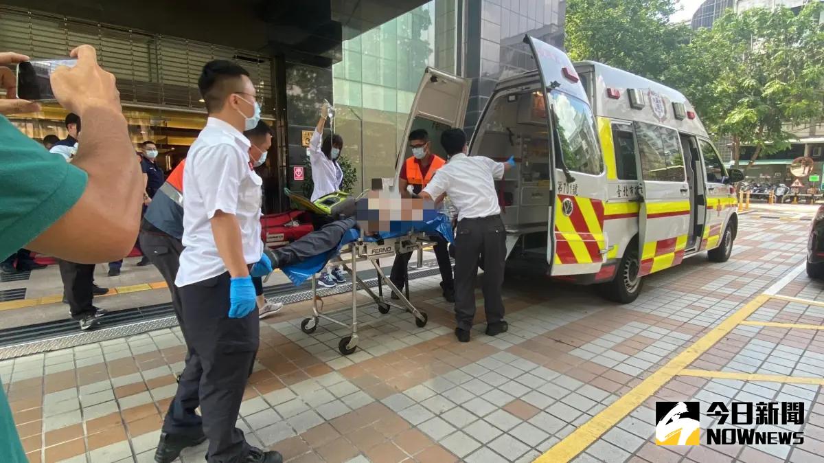▲農業部官員赴立院開會，未料才剛踏進研究大樓便跪地暈厥，警消獲報到場將其緊急送醫治療。（圖／記者陳威叡攝，2024.06.25）