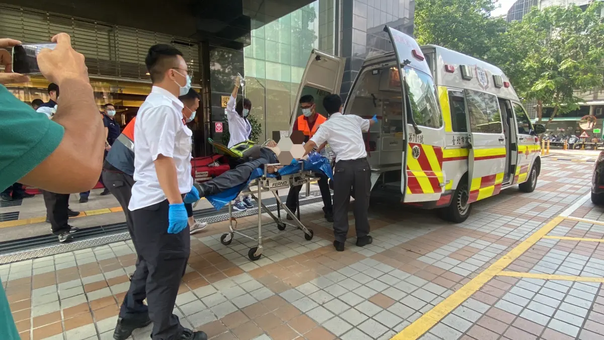 ▲ 農業部官員赴立院開會，未料才剛踏進研究大樓便跪地暈厥，警消獲報到場將其緊急送醫治療。（圖／記者陳威叡攝，2024.06.25）