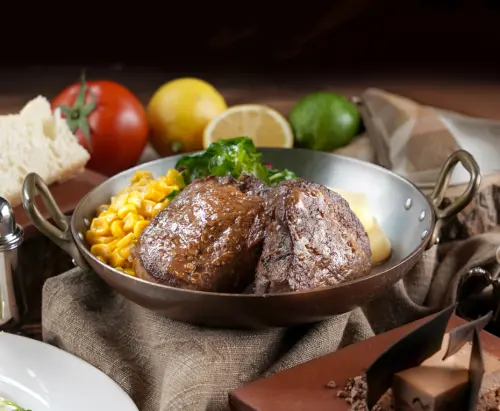 ▲限量販售的君品酒店「茶苑10盎司牛排雙人套餐券」，每人不到850元的價格能品嘗到頂級牛排10盎司套餐。（圖／雲朗觀光提供）