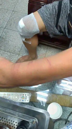 ▲新北市三重區一名男子,遭警方誤認是通緝犯當街被重毆。(圖/翻攝爆料公社公開版) ▲新北市三重區一名男子,遭警方誤認是通緝犯當街被重毆。(圖/翻攝爆料公社公開版)