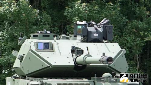 ▲105公厘輪型戰車研製樣車亮相，砲塔搭載105公厘戰車砲、12.7公厘遙控機槍塔。(圖／記者呂炯昌攝，2024.06.25)