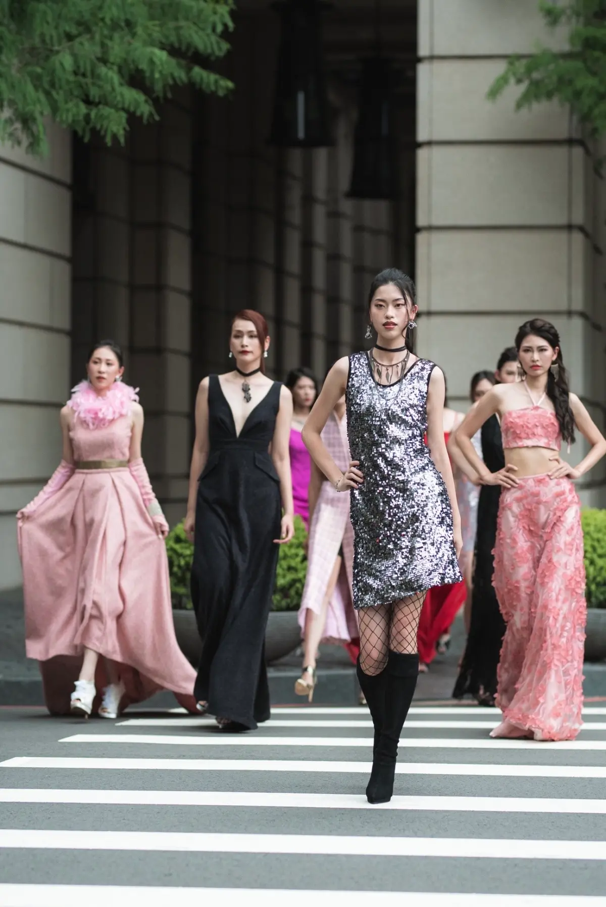 ▲詹湘鎔設計師品牌快閃秀在臺中登場，模特兒透過實景展演，風姿綽約，成為城市最美風景。（圖／主辦單位提供）