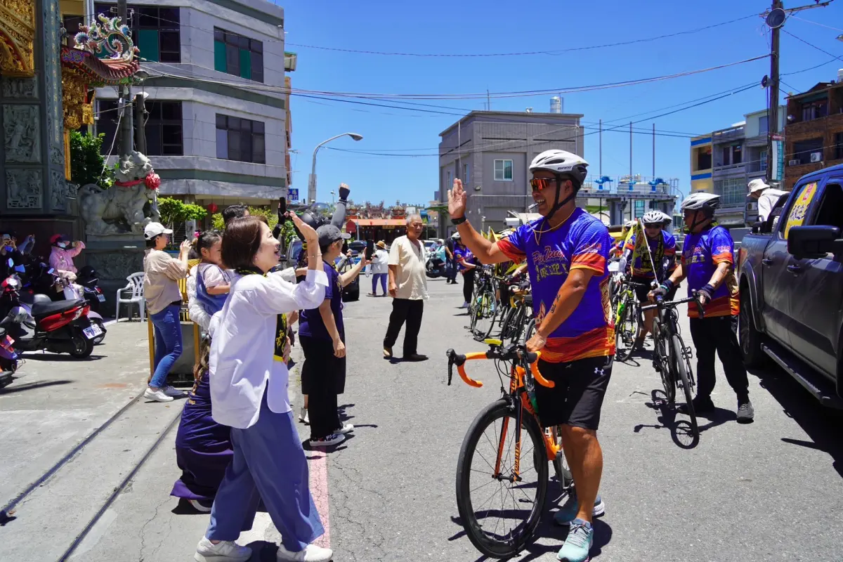 ▲7天6夜的環島千里騎福車隊 25日凱旋返抵東隆宮，周春米率縣府團隊在東隆宮迎接。（圖／屏東縣府提供）