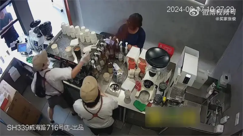 ▲中國知名咖啡品牌「Manner」傳出與顧客衝突事件，有女店員一時失控拿起咖啡粉朝客人身上潑。（圖／翻攝「買家張俊」微博）